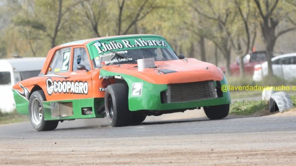 Auto en acción en el Circuito Martín Fierro