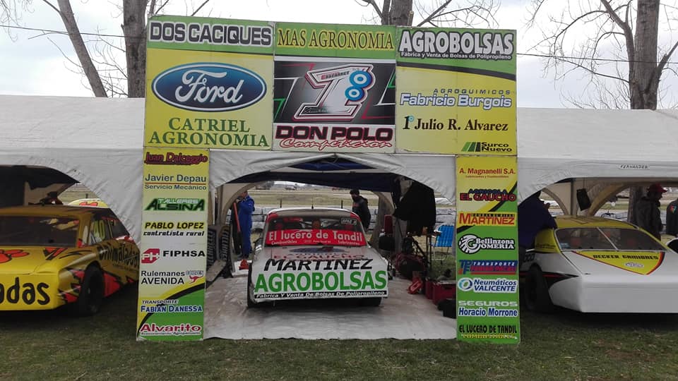 Paddock con sponsors en el Circuito Martín Fierro