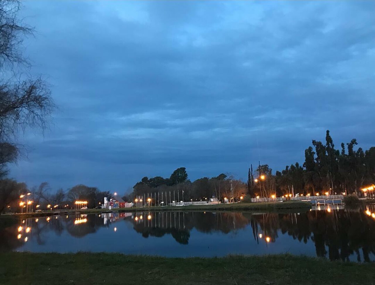 Balneario Municipal de Rauch de noche con reflejo en el lago